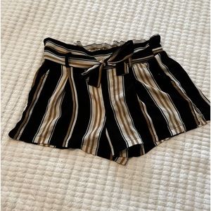 Shorts, black, tan and white. Size 9. Pockets and tie.